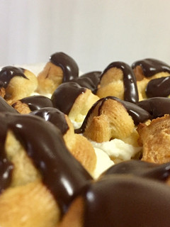Una foto de Bocaditos de nata cubiertos de chocolate