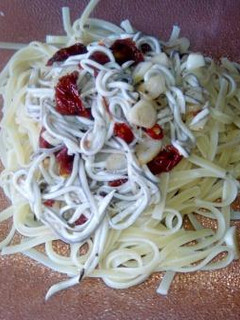 Una foto de Tallarines con gulas y tomate seco