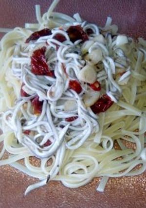 Una foto de Tallarines con gulas y tomate seco