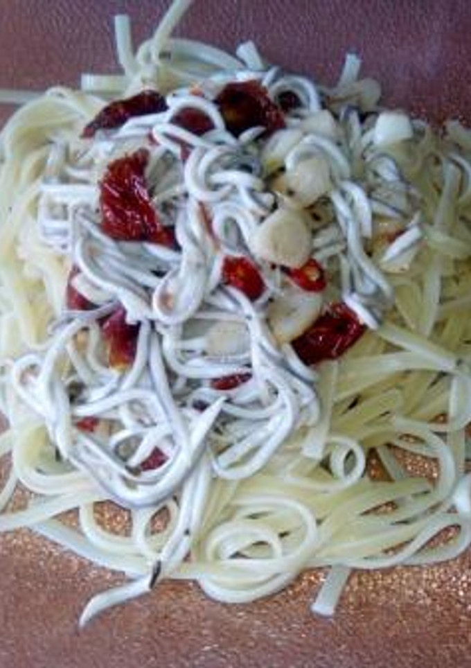 Una foto de Tallarines con gulas y tomate seco