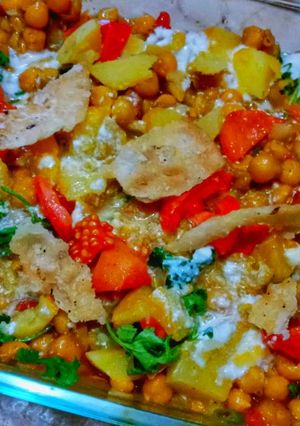 A picture of Chana chaat or chickpeas.