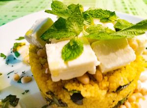 Foto di Cous cous con zucchine, feta, menta e pinoli