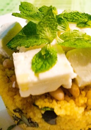 Foto di Cous cous con zucchine, feta, menta e pinoli