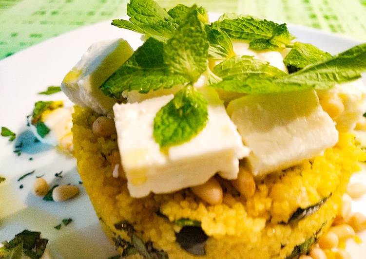 Cous cous con zucchine, feta, menta e pinoli