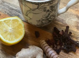 Une photo de Tisane détox gingembre 🫚 citron 🍋 curcuma hibiscus 🌺