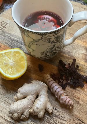 Une photo de Tisane détox gingembre 🫚 citron 🍋 curcuma hibiscus 🌺