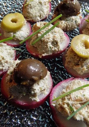 Una foto de Canapes de pate casero con rabanitos