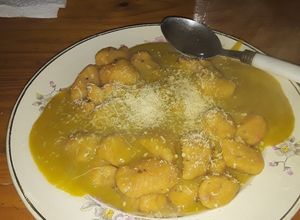 Una foto de Ñoquis de zapallo con salsa de arvejas