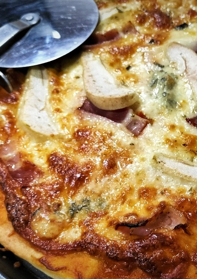 Una foto de Pizza trufada de bacon, pera y gorgonzola