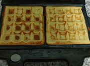 Una foto de waffle relleno