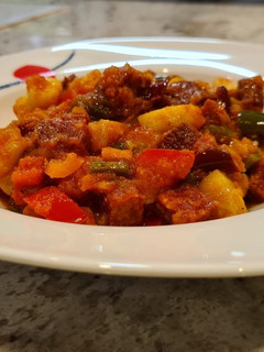 Una foto de Pisto de calabacín y chorizo