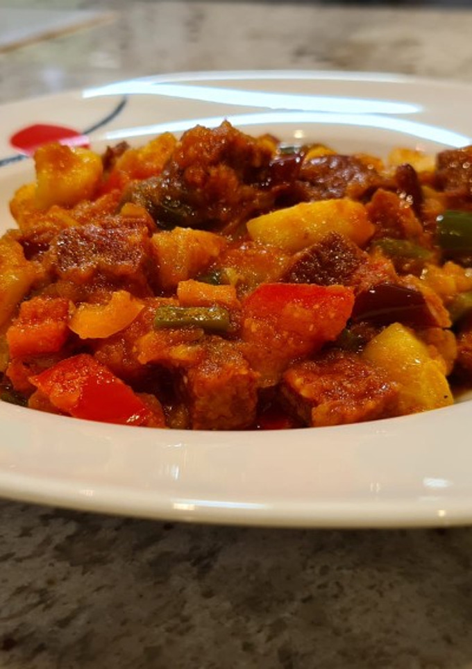 Una foto de Pisto de calabacín y chorizo