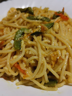 Una foto de Spaguettis salteados con verduras y huevo