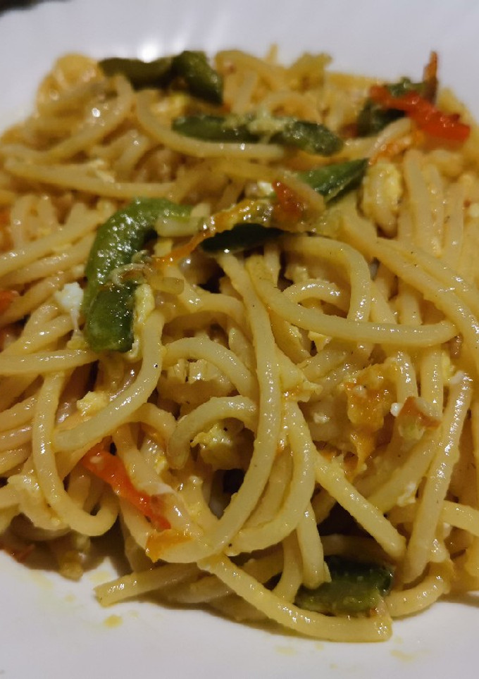 Una foto de Spaguettis salteados con verduras y huevo