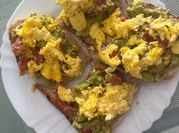 Una foto di toast con avocado e uova