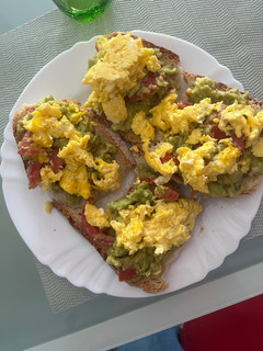 Foto di 🥑 Avocado Toast con Uovo e Pomodoro 🍳🍅