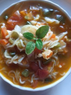 ভেজিটেবল নডুলস স‍্যুপ(Vegetable noodle soup recipe in Bengali) রেসিপির প্রধান ছবি