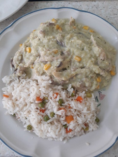 Una foto de Pollo con crema de verduras