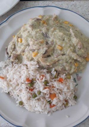 Una foto de Pollo con crema de verduras