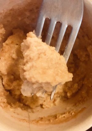 Una foto de Postre cremoso de avena peras y canela, en taza al microondas