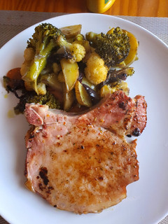 Una foto de Verduras asadas al toque ibérico con sajonia Cookpad