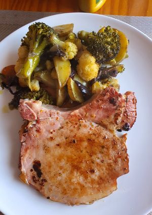 Una foto de Verduras asadas al toque ibérico con sajonia Cookpad
