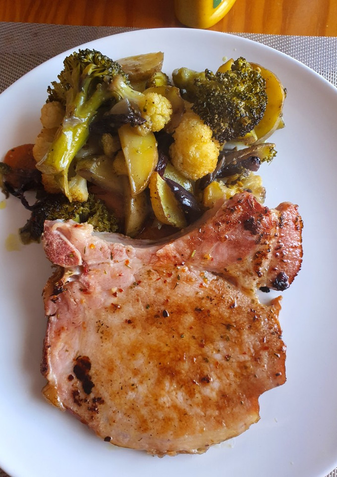 Una foto de Verduras asadas al toque ibérico con sajonia Cookpad