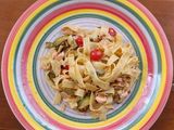 Pasta con salmón zucchini y cherry