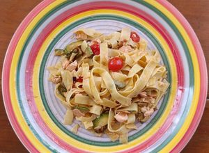Una foto de Pasta con salmón zucchini y cherry