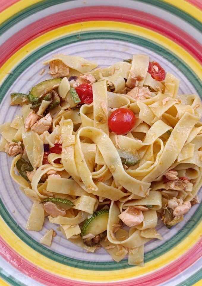 Una foto de Pasta con salmón zucchini y cherry