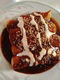 Enmoladas con relleno de chiles en nogada