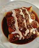 Enmoladas con relleno de chiles en nogada