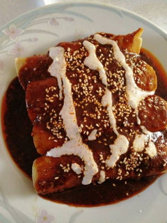 Una foto de Enmoladas con relleno de chiles en nogada