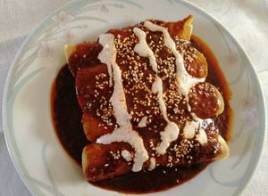 Una foto de Enmoladas con relleno de chiles en nogada