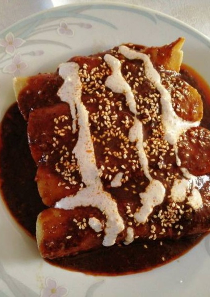 Una foto de Enmoladas con relleno de chiles en nogada