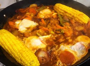 Una foto de Bifes a la cacerola con tomates secos, verduras y huevo escalfado! Muy sabroso😋😋😋