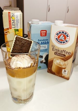 Hình của món Dalgona coffee.