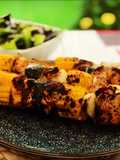 Brochetas de maíz, pollo y verduras