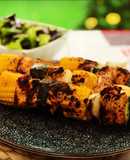 Brochetas de maíz, pollo y verduras