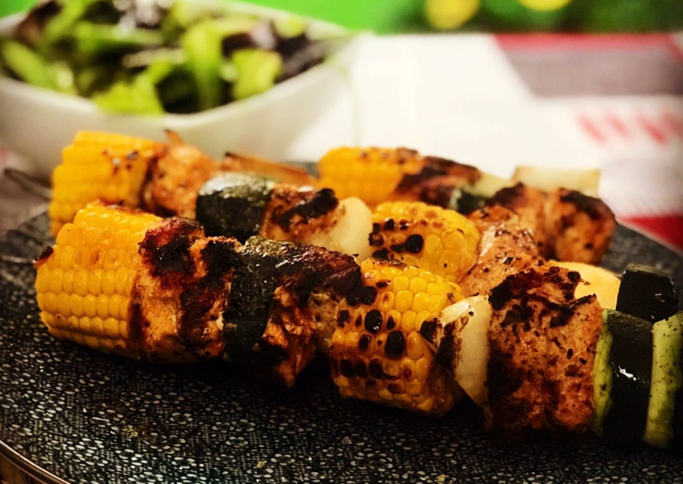 Brochetas de maíz, pollo y verduras
