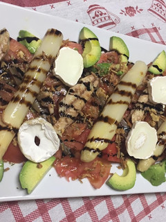Una foto de Ensalada de tomate, aguacate, espárragos de Navarra, melva y rul