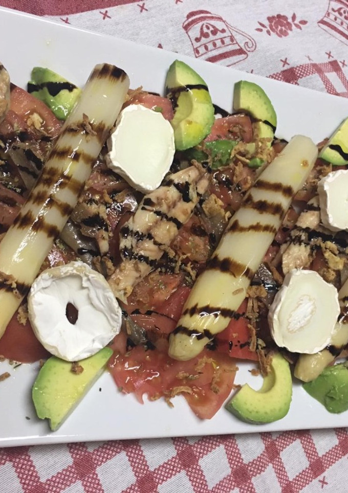 Una foto de Ensalada de tomate, aguacate, espárragos de Navarra, melva y rul