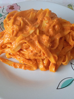 Una foto de Tallarines con salsa de piquillos