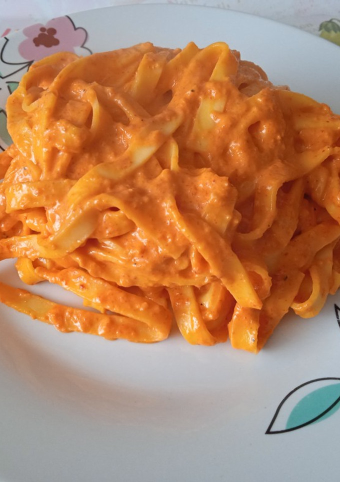 Una foto de Tallarines con salsa de piquillos