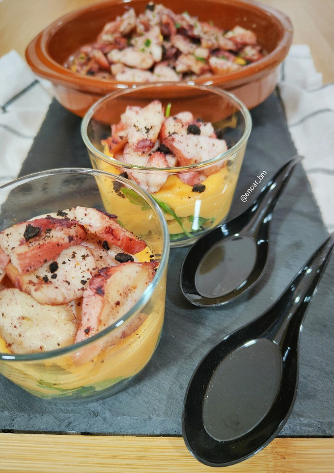 Una foto de Puré de patata al pimentón con pota a la gallega
