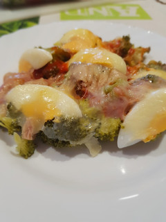 Una foto de Brécol con huevo y atún