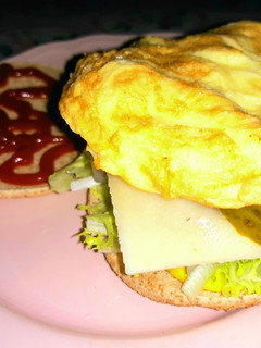 Una foto de Hamburguesa casera con queso con tortilla, en pan fino
