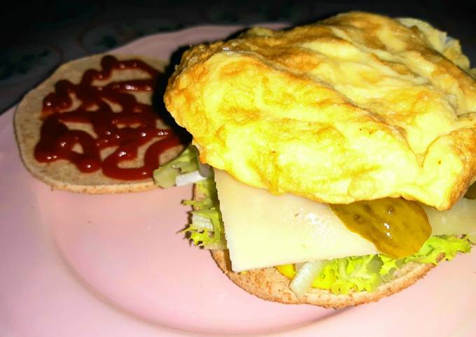 Hamburguesa casera con queso con tortilla, en pan fino Receta de Mar-  Cookpad