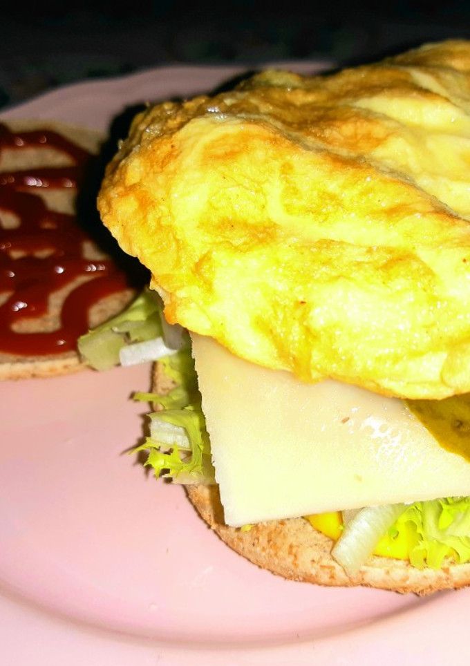 Una foto de Hamburguesa casera con queso con tortilla, en pan fino