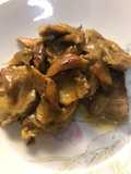 Lengua de cerdo con cebolla y rovellón (níscalos)